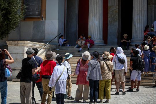 Ουρές τουριστών χθες στο Αρχαιολογικό Μουσείο της Αθήνας. Σύμφωνα με τα στοιχεία της Eurostat, η ελληνική πρωτεύουσα κατατάχθηκε το 2023 στην 9η θέση μεταξύ των ευρωπαϊκών πόλεων ως προς τις διανυκτερεύσεις επισκεπτών